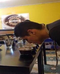 Un joven sentado en una mesa

Descripción generada automáticamente con confianza media